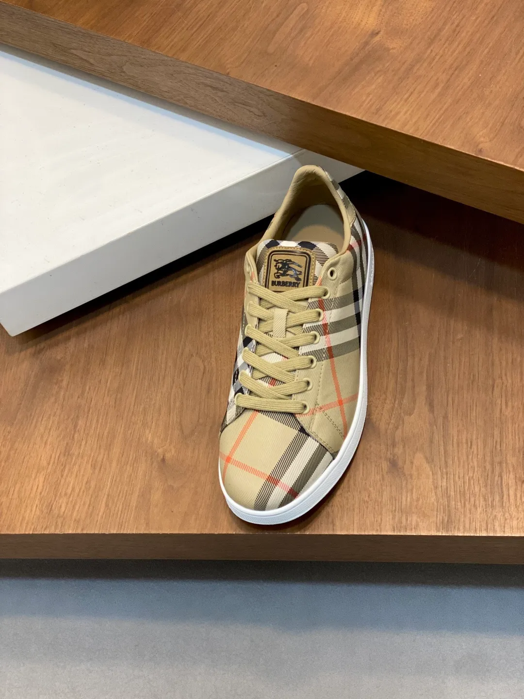 Men's men's shoes 💰400【New style】⛺️⛺️𝐁𝐔𝐑𝐁𝐄𝐑𝐑𝐘# Burberry's new war horse plaid casual sneakers, new terrace casual sneakers·Burberry's classic elements, super comfortable shoes··Knight blue anti-slip soles Finally I saw the latest diagonal plaid sneakers, the color is really nice and can be worn with any kind of sneakers. The sneakers are made of cotton blended fabric. Crafted in an Italian workshop, it features a worsted Burberry check pattern. Featuring a mesh lining and checkered laces, the rubber sole features the archive Burberry monogram. From Burberry's iconic collection, these wardrobe staples are interpreted with the brand's signature style. The round toe is embellished with the Equestrian Knight logo (EKD) label on the tongue. The leather insole is embellished with the Burberry letter logo on the sole. Size: 38-44 (customized for 45 and 46)